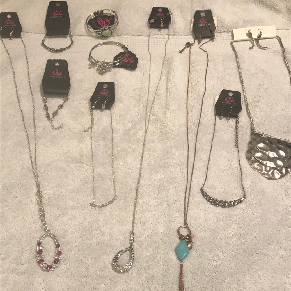 Mixed lot of 10 pieces of jewelry